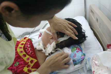 Vòng tay nhân ái hỗ trợ khẩn cấp 10 triệu tới bé viêm não thoi thóp qua ngày 3