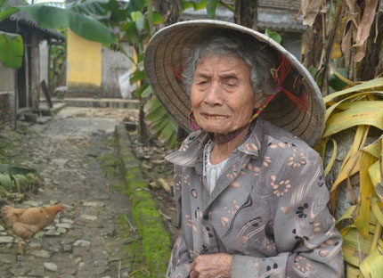 Rớt nước mắt mẹ già 95 tuổi tuốt lá chuối nuôi con bệnh tật 2