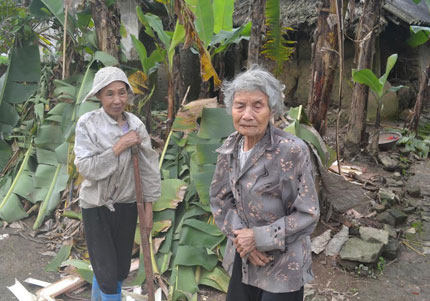 Rớt nước mắt mẹ già 95 tuổi tuốt lá chuối nuôi con bệnh tật 3