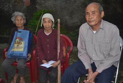 Hơn 40 triệu đồng đến với cụ già 95 tuổi tuốt lá chuối nuôi con bệnh tật 4