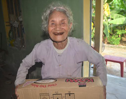 Những phần quà ấm áp tiếp tục đến với cụ bà 95 tuổi tuốt lá chuối nuôi con bệnh tật 1