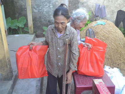 Những phần quà ấm áp tiếp tục đến với cụ bà 95 tuổi tuốt lá chuối nuôi con bệnh tật 2