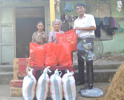 Những phần quà ấm áp tiếp tục đến với cụ bà 95 tuổi tuốt lá chuối nuôi con bệnh tật 3