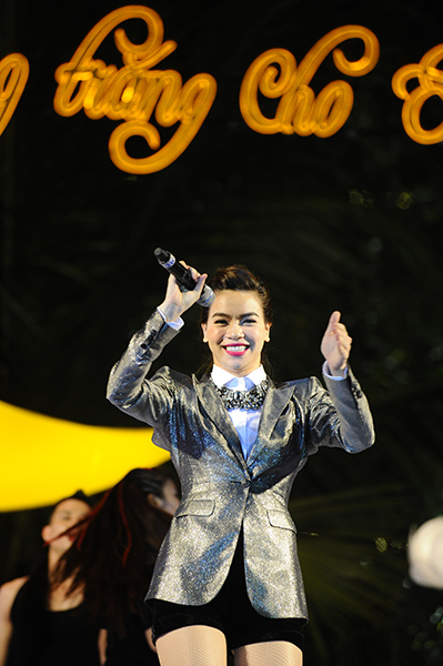 Quang Thắng làm á hậu Tú Anh đỏ mặt trên sân khấu 5
