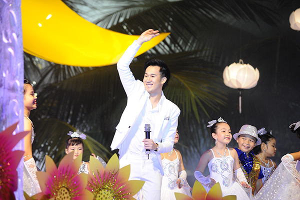 Quang Thắng làm á hậu Tú Anh đỏ mặt trên sân khấu 8