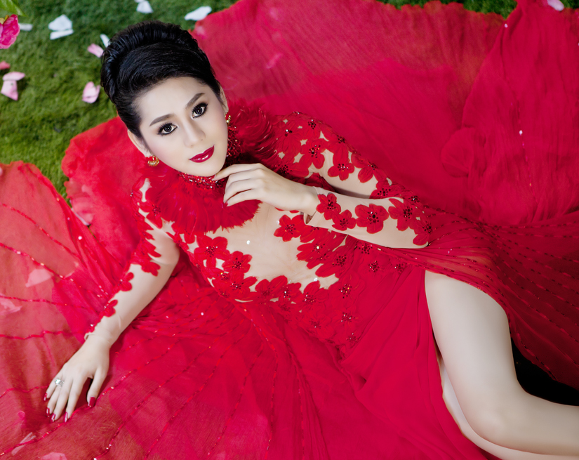 Lâm Chí Khanh diện váy cưới mỏng tang đón mừng Noel 4