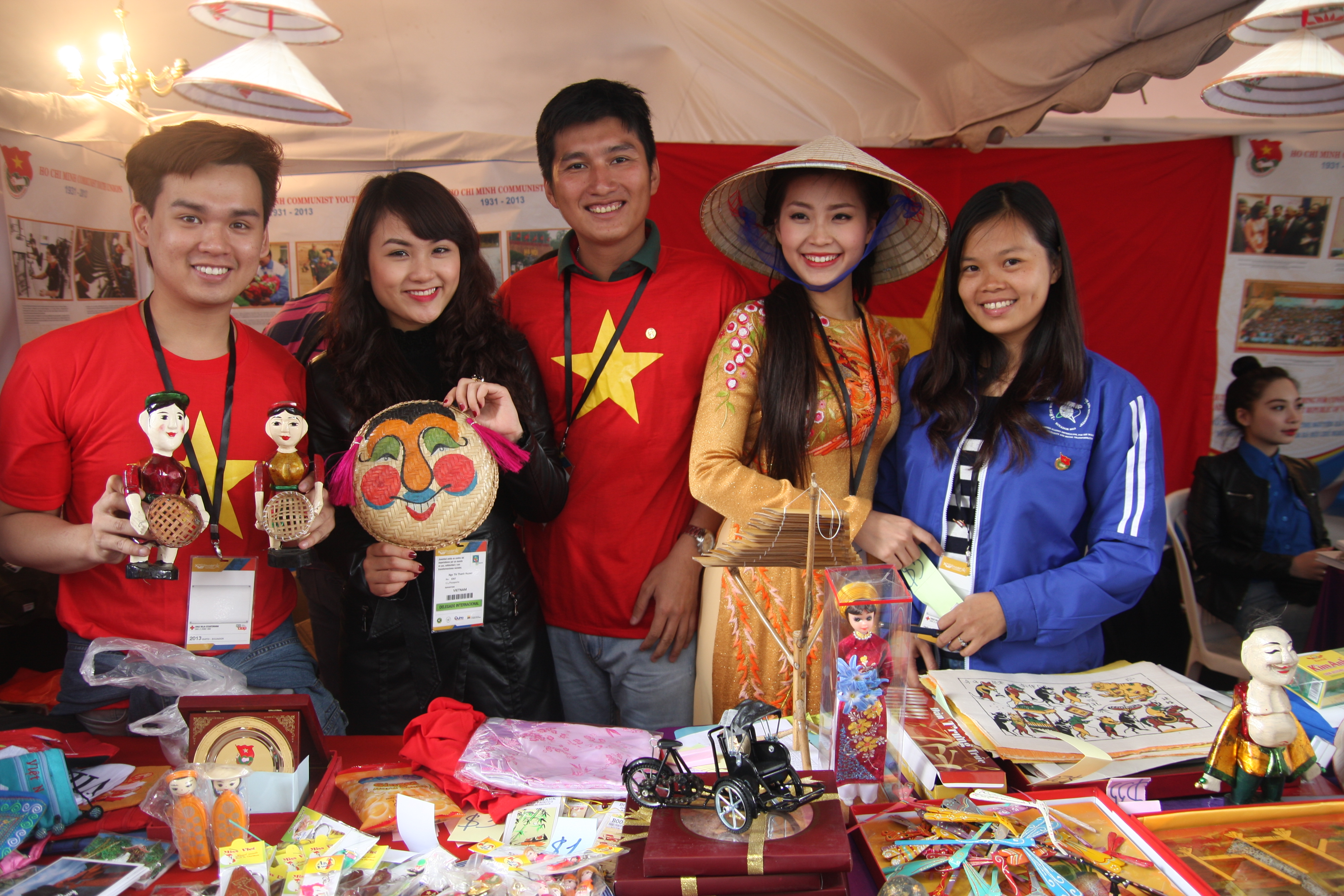Trung Quân bán hàng “mát tay” ở Liên hoan Thanh niên - Sinh viên thế giới 2013 7