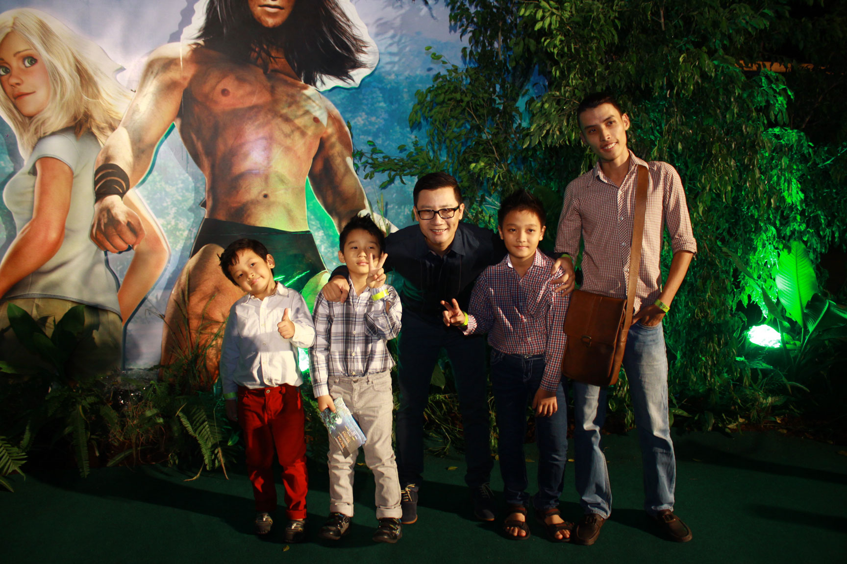 Sao Việt đồng loạt dẫn con đi xem phim Tazan 3D 2