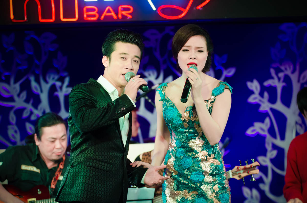 Sao mai Lê Anh Dũng bế con trai đến cổ vũ mini show Thụy Miên – Quang Hào 17