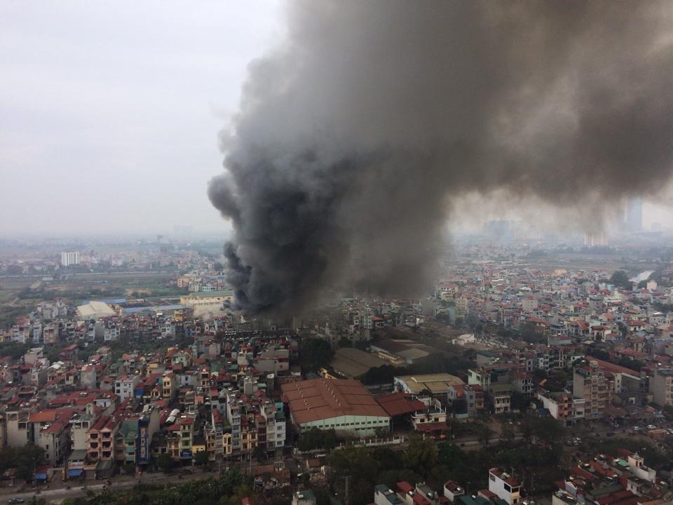 Cận cảnh vụ ch&aacute;y xưởng len ở l&agrave;ng lụa Vạn Ph&uacute;c 2