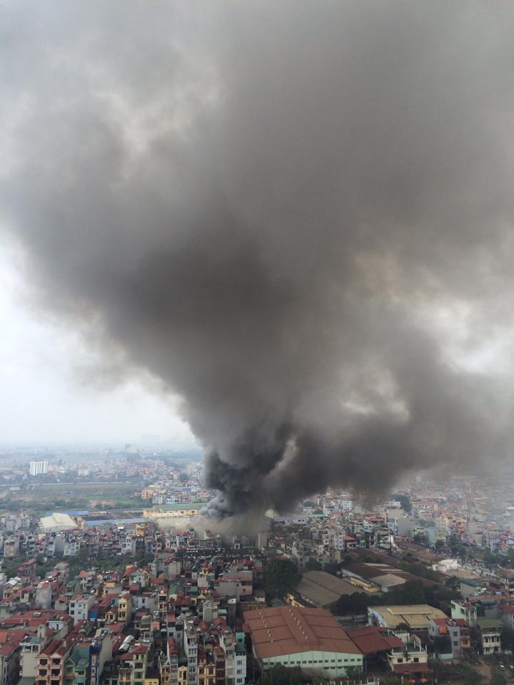 Cận cảnh vụ ch&aacute;y xưởng len ở l&agrave;ng lụa Vạn Ph&uacute;c 1