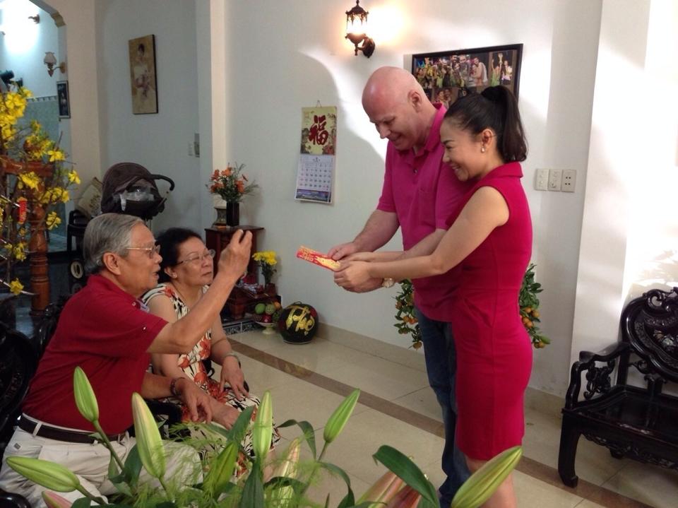 Ngọc Trinh công khai hôn Khắc Tiệp, Hồ Ngọc Hà đạp xe dạo phố cùng con trai 7 Ngọc Trinh công khai hôn Khắc Tiệp, Hồ Ngọc Hà đạp xe dạo phố cùng con trai 7