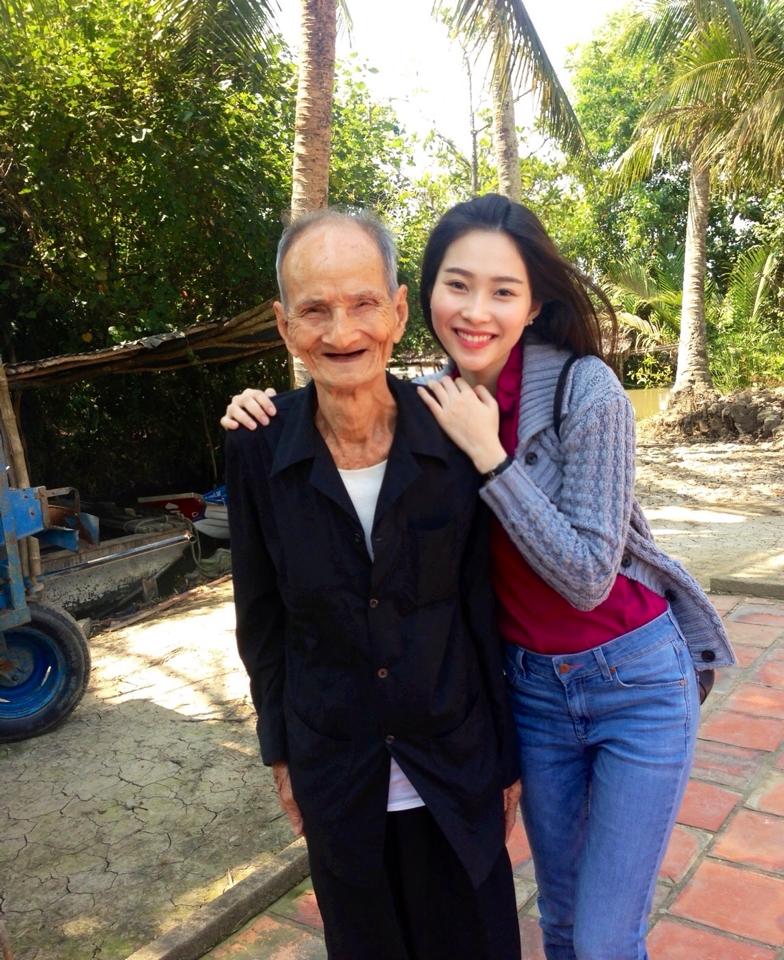 Ngọc Trinh công khai hôn Khắc Tiệp, Hồ Ngọc Hà đạp xe dạo phố cùng con trai 9 Ngọc Trinh công khai hôn Khắc Tiệp, Hồ Ngọc Hà đạp xe dạo phố cùng con trai 9