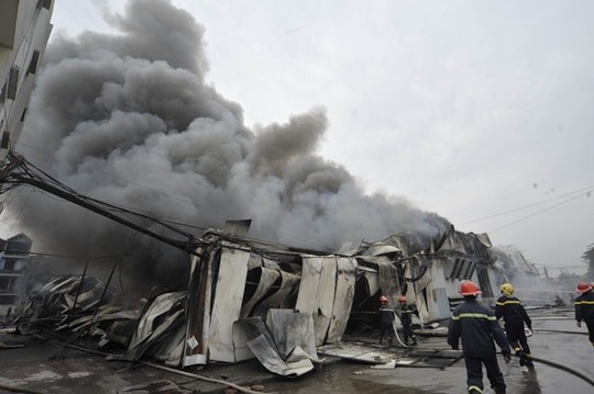 Cận cảnh vụ ch&aacute;y xưởng len ở l&agrave;ng lụa Vạn Ph&uacute;c 3