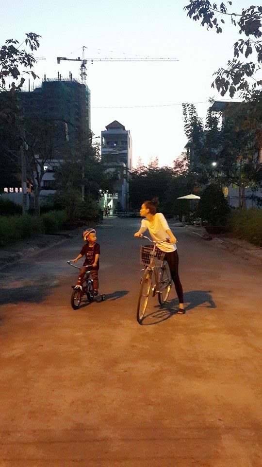 Ngọc Trinh công khai hôn Khắc Tiệp, Hồ Ngọc Hà đạp xe dạo phố cùng con trai 5 Ngọc Trinh công khai hôn Khắc Tiệp, Hồ Ngọc Hà đạp xe dạo phố cùng con trai 5