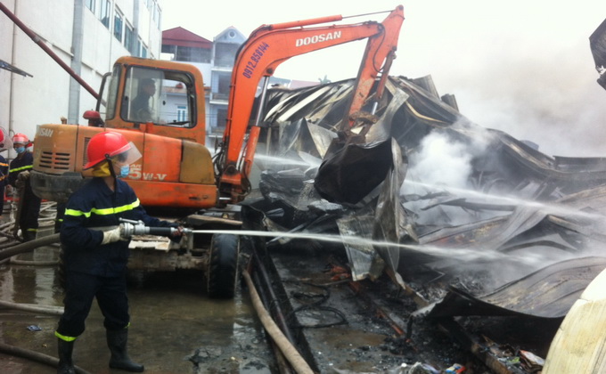 Cận cảnh vụ ch&aacute;y xưởng len ở l&agrave;ng lụa Vạn Ph&uacute;c 7