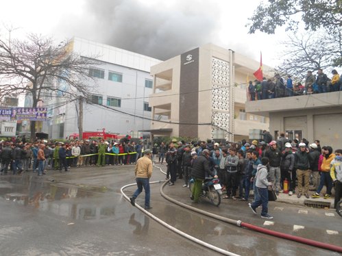 Cận cảnh vụ ch&aacute;y xưởng len ở l&agrave;ng lụa Vạn Ph&uacute;c 8