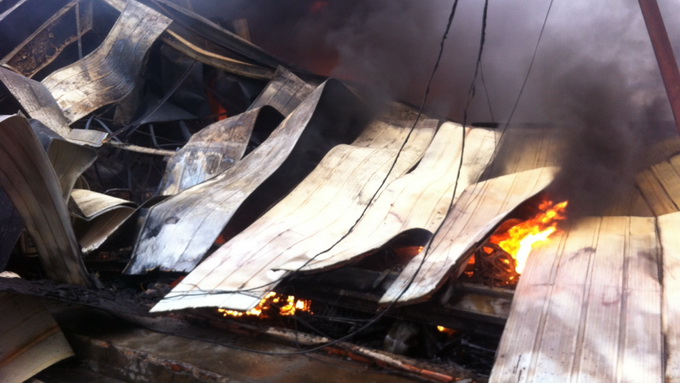 Cận cảnh vụ ch&aacute;y xưởng len ở l&agrave;ng lụa Vạn Ph&uacute;c 5