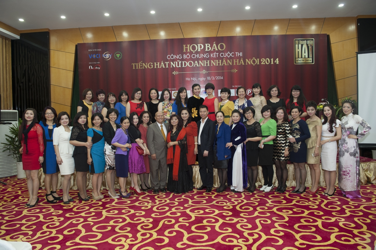 NSND Thanh Hoa cầm cân nẩy mực “Tiếng hát Nữ doanh nhân Hà Nội 2014” 1