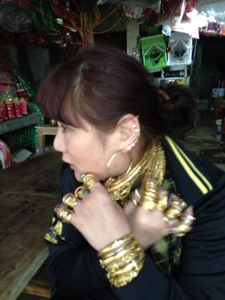 Cư d&acirc;n mạng &ldquo;đi&ecirc;n đảo&rdquo; trước h&igrave;nh ảnh c&ocirc; g&aacute;i đeo h&agrave;ng chục c&acirc;y v&agrave;ng 1