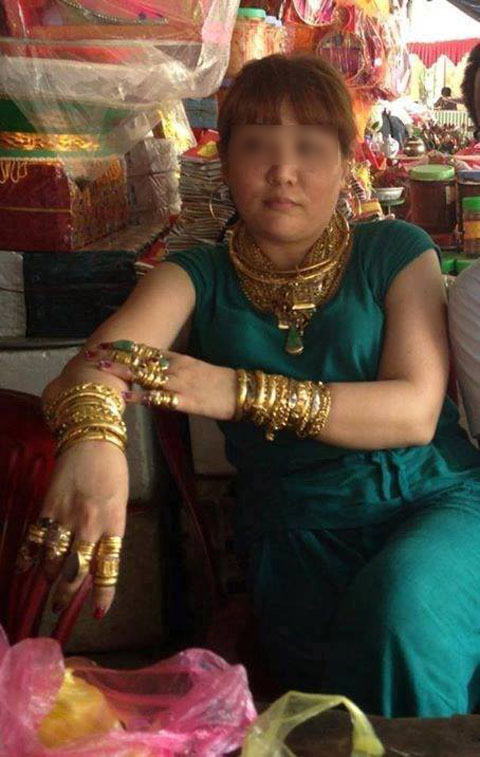 Cư d&acirc;n mạng &ldquo;đi&ecirc;n đảo&rdquo; trước h&igrave;nh ảnh c&ocirc; g&aacute;i đeo h&agrave;ng chục c&acirc;y v&agrave;ng 2