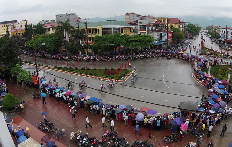 Kết th&uacute;c giải đua xe đạp mừng chiến thắng Điện Bi&ecirc;n 2