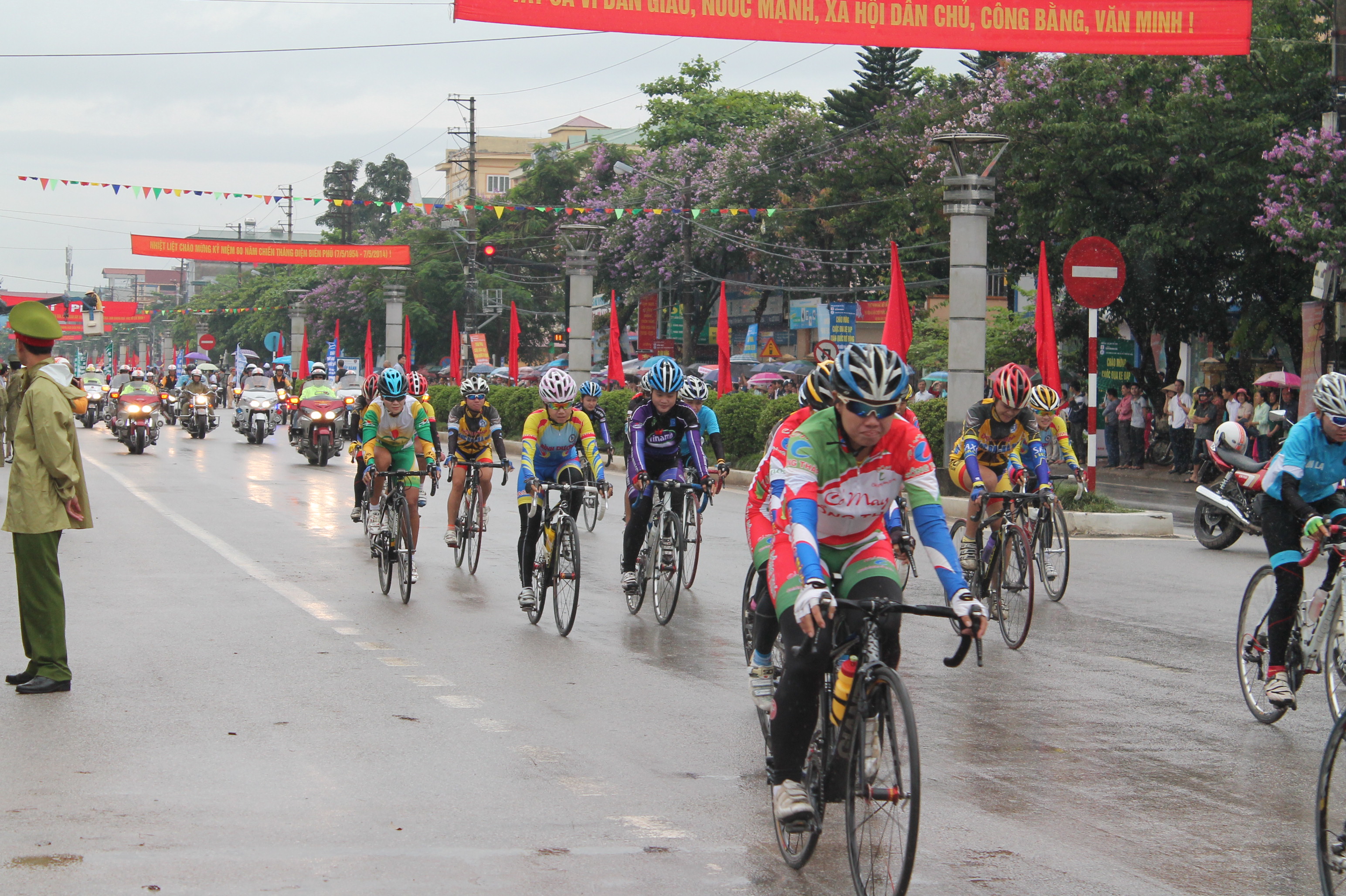 Kết th&uacute;c giải đua xe đạp mừng chiến thắng Điện Bi&ecirc;n 3