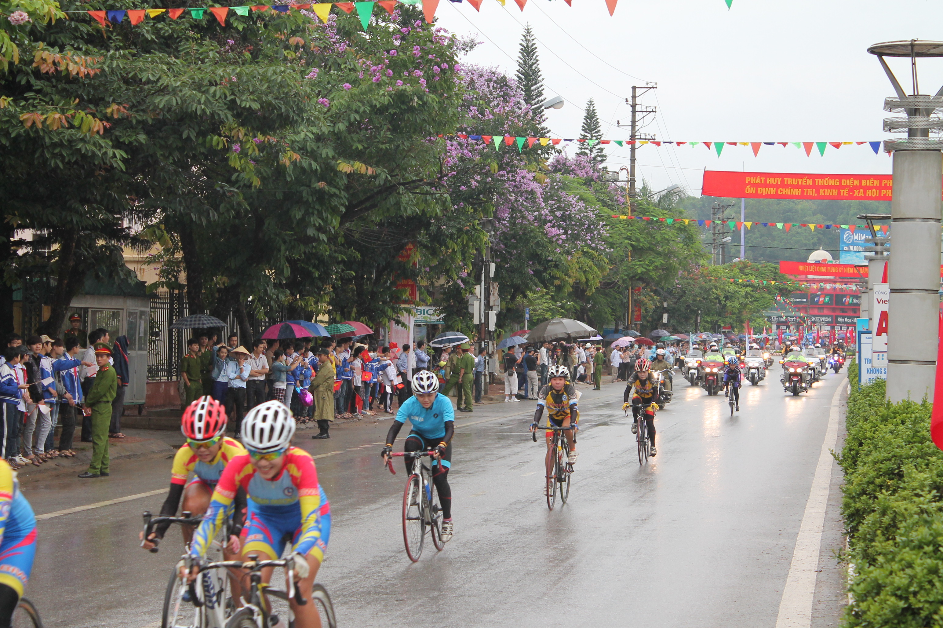 Kết th&uacute;c giải đua xe đạp mừng chiến thắng Điện Bi&ecirc;n 4