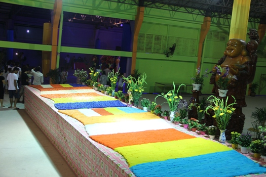 Sững sờ trước 2 l&aacute; cờ Phật gi&aacute;o khổng lồ l&agrave;m bằng x&ocirc;i v&agrave; b&aacute;nh hỏi  4