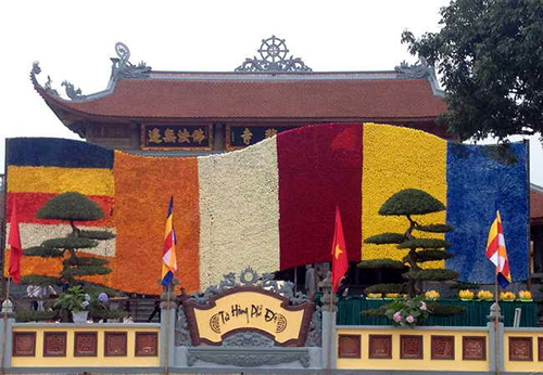 Sững sờ trước 2 l&aacute; cờ Phật gi&aacute;o khổng lồ l&agrave;m bằng x&ocirc;i v&agrave; b&aacute;nh hỏi  6