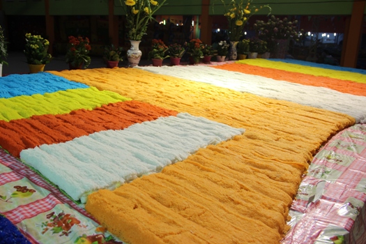 Sững sờ trước 2 l&aacute; cờ Phật gi&aacute;o khổng lồ l&agrave;m bằng x&ocirc;i v&agrave; b&aacute;nh hỏi  2