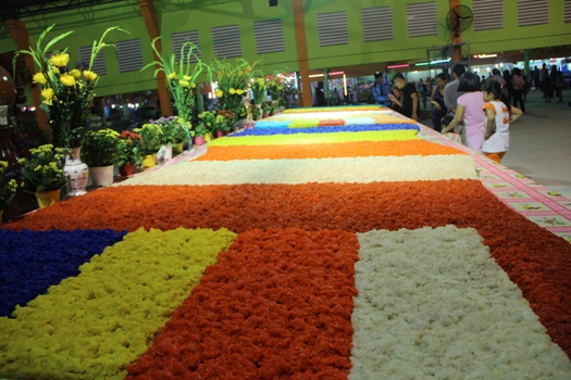 Sững sờ trước 2 l&aacute; cờ Phật gi&aacute;o khổng lồ l&agrave;m bằng x&ocirc;i v&agrave; b&aacute;nh hỏi  1