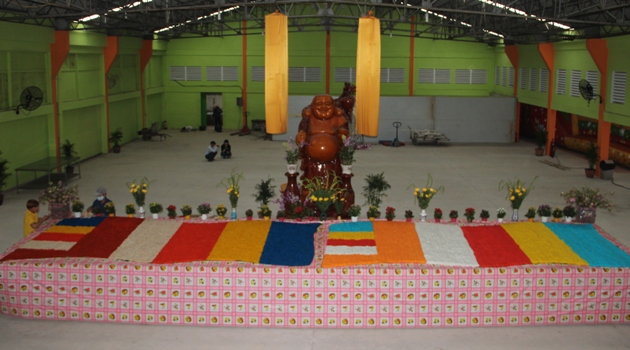 Sững sờ trước 2 l&aacute; cờ Phật gi&aacute;o khổng lồ l&agrave;m bằng x&ocirc;i v&agrave; b&aacute;nh hỏi  3