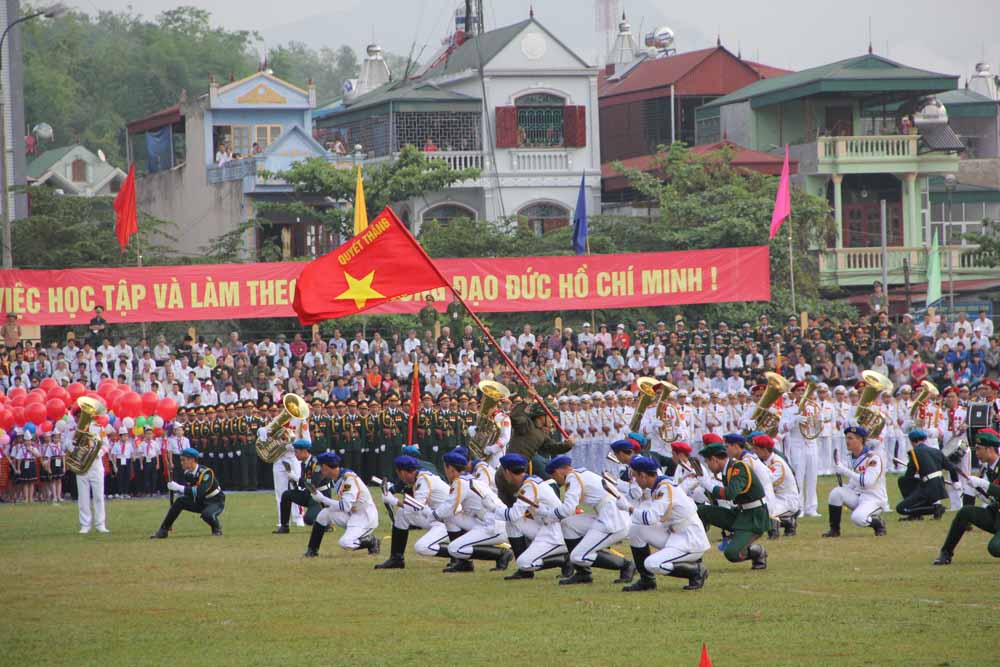Cận cảnh lễ diễu binh ho&agrave;ng tr&aacute;ng mừng 60 năm chiến thắng Điện Bi&ecirc;n Phủ 6