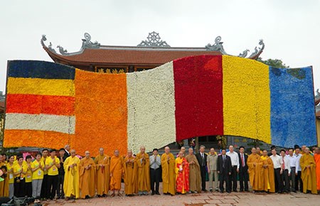 Sững sờ trước 2 l&aacute; cờ Phật gi&aacute;o khổng lồ l&agrave;m bằng x&ocirc;i v&agrave; b&aacute;nh hỏi  5