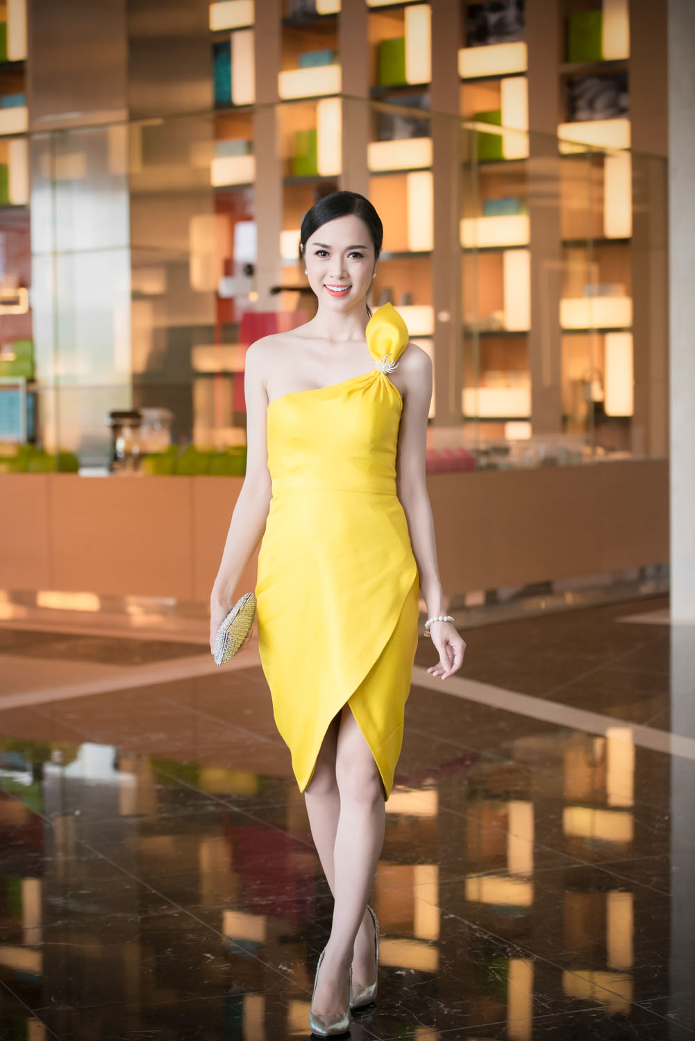 Dàn “chân dài” lộng lẫy giữa thời tiết nóng nực của Hà Nội 7 Dàn “chân dài” lộng lẫy giữa thời tiết nóng nực của Hà Nội 7