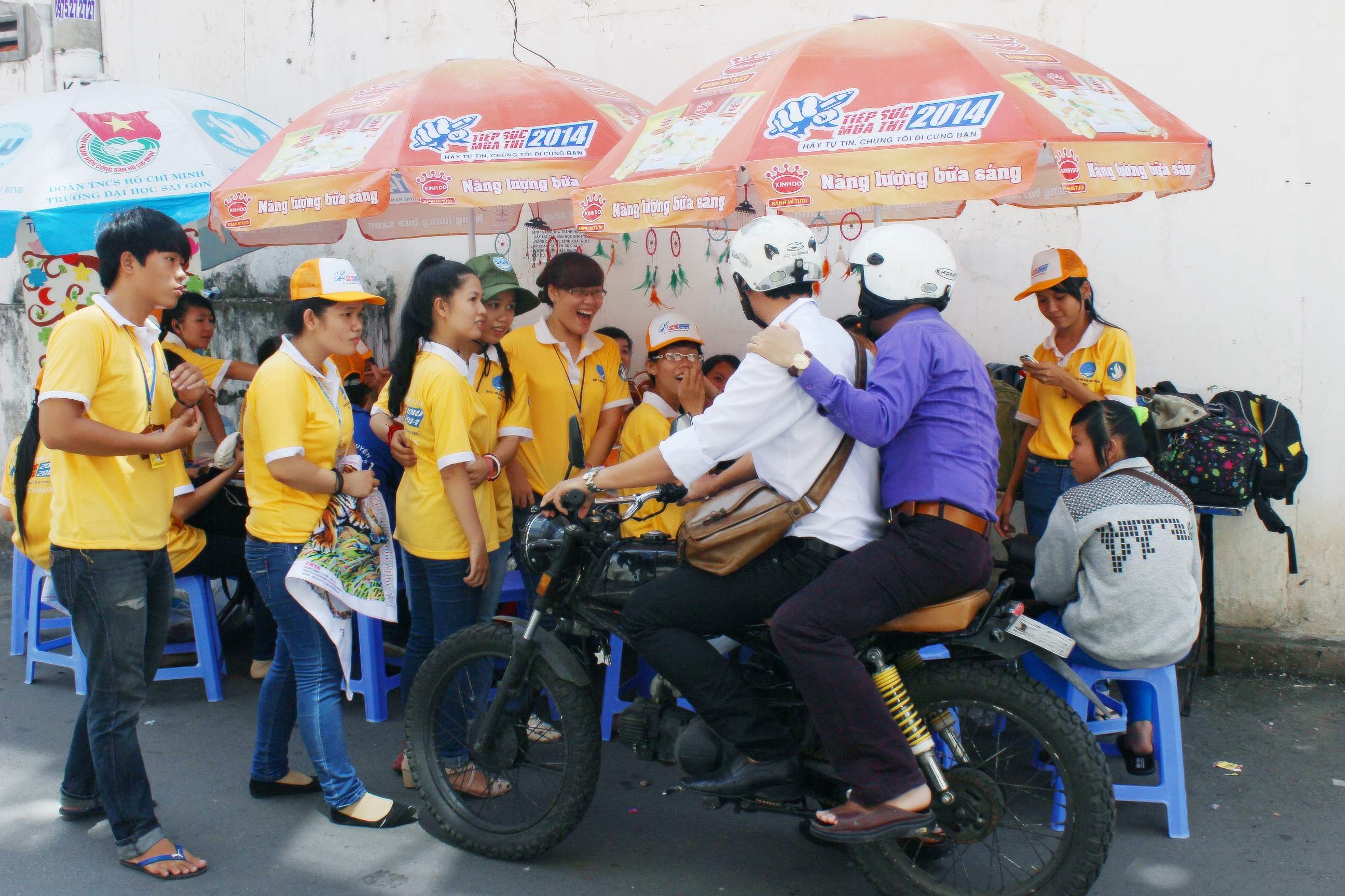 PGS Huỳnh Văn Sơn tiếp sức m&ugrave;a thi 4