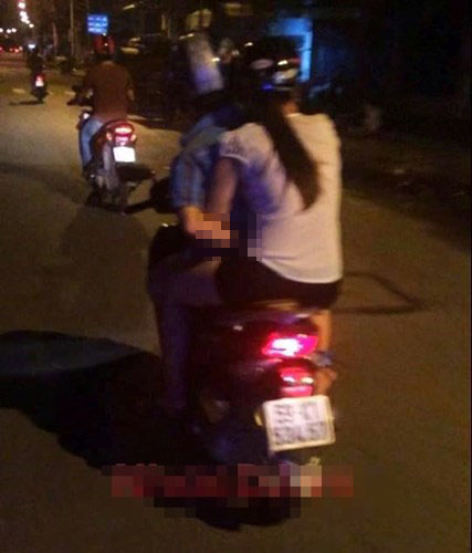 Chướng mắt trước cảnh nam thanh niên vừa đi xe máy, vừa sờ mó bạn gái 3