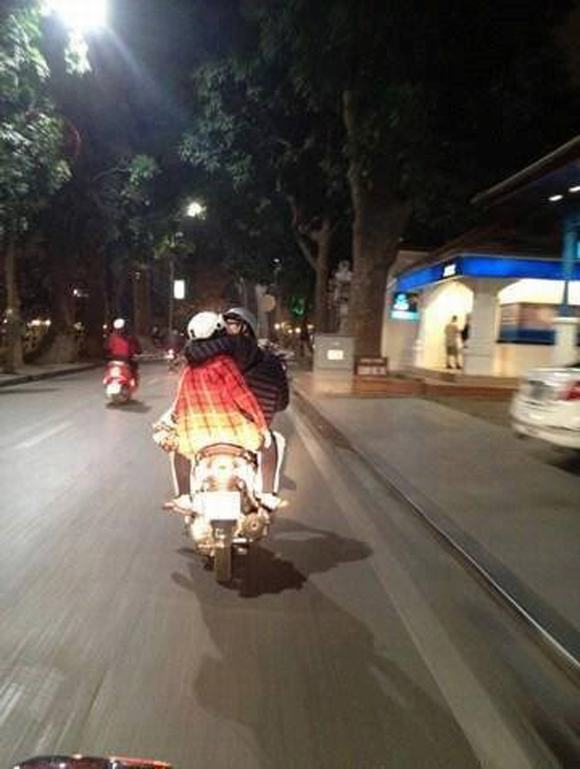Chướng mắt trước cảnh nam thanh niên vừa đi xe máy, vừa sờ mó bạn gái 4