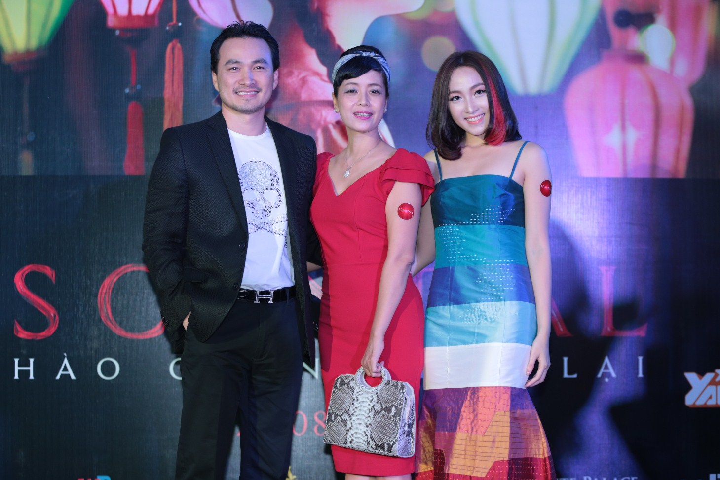 NSƯT Chiều Xuân và Trang Nhung bất ngờ hôn nhau trong tiệc ra mắt phim 5