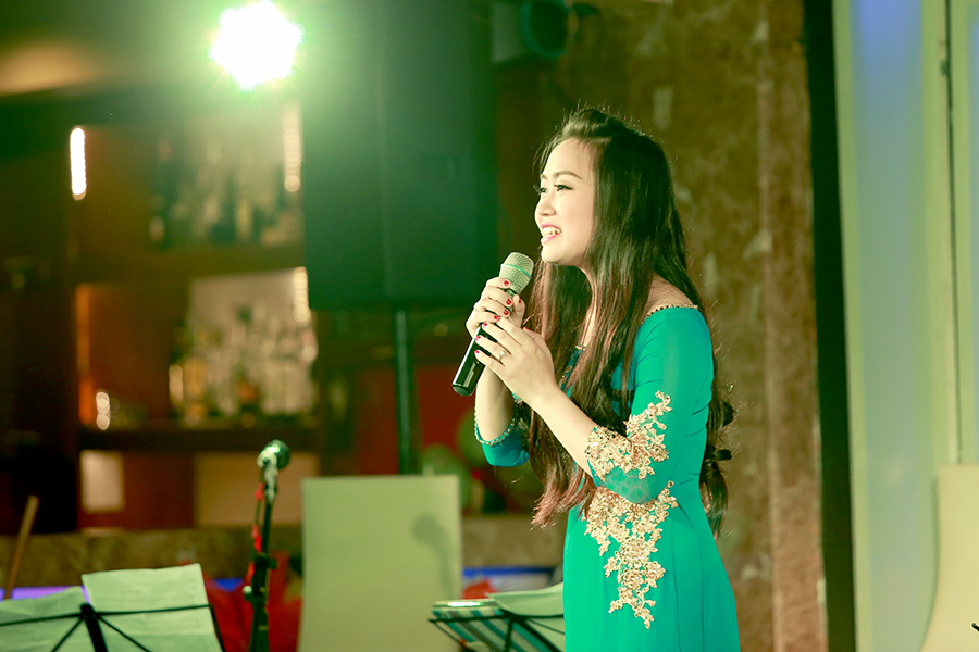 Vợ chồng Phương Thanh Sao Mai “bóc mẽ” nhau trên sân khấu 8 Vợ chồng Phương Thanh Sao Mai “bóc mẽ” nhau trên sân khấu 8