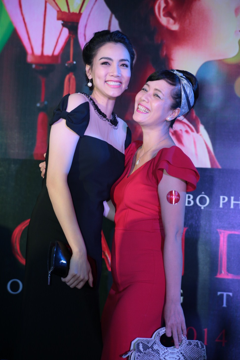 NSƯT Chiều Xuân và Trang Nhung bất ngờ hôn nhau trong tiệc ra mắt phim 8