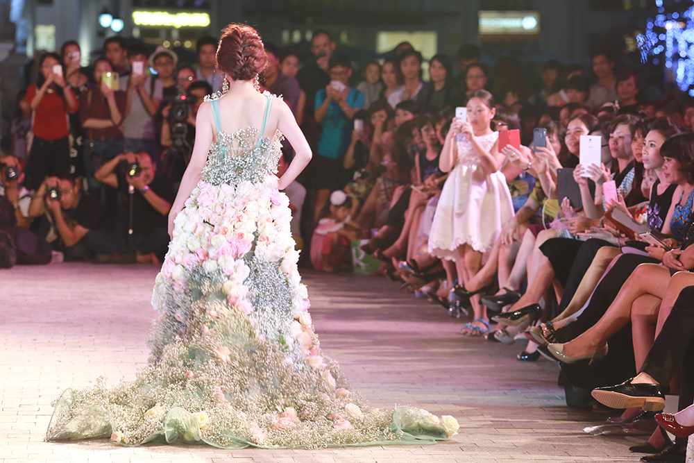 Hoàng Thùy Linh hóa công nương với chiếc váy giá 350 triệu 5