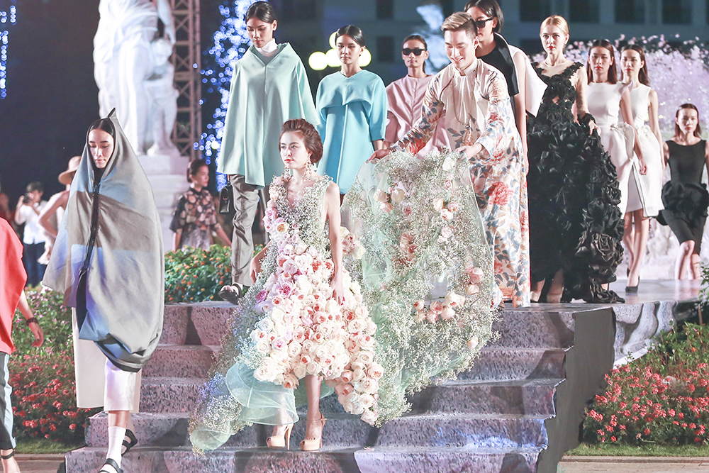 Hoàng Thùy Linh hóa công nương với chiếc váy giá 350 triệu 1