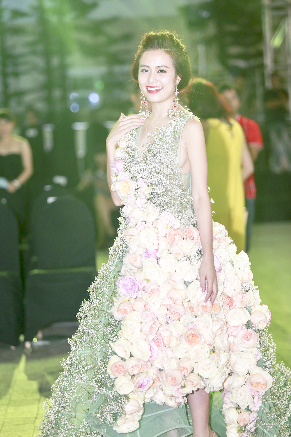 Hoàng Thùy Linh hóa công nương với chiếc váy giá 350 triệu 10