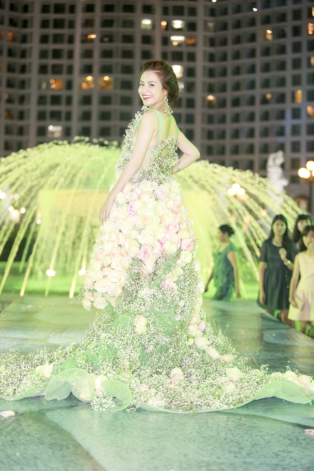 Hoàng Thùy Linh hóa công nương với chiếc váy giá 350 triệu 2