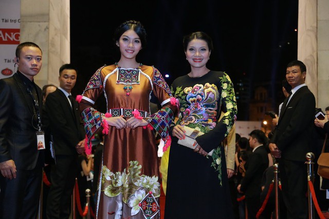 Diễn viên Kiều Trinh (phải) trong trang phục áo dài cách điệu tinh tế và cũng rất nổi bật không kém so với các trang phục hàng hiệu ở thảm đỏ
