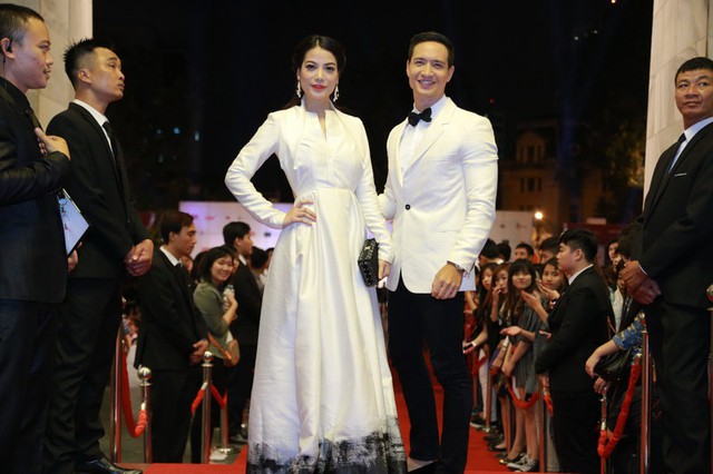 Cặp đôi Trương Ngọc Ánh-Kim Lý cũng rất ton sir ton trong trang phục màu trắng