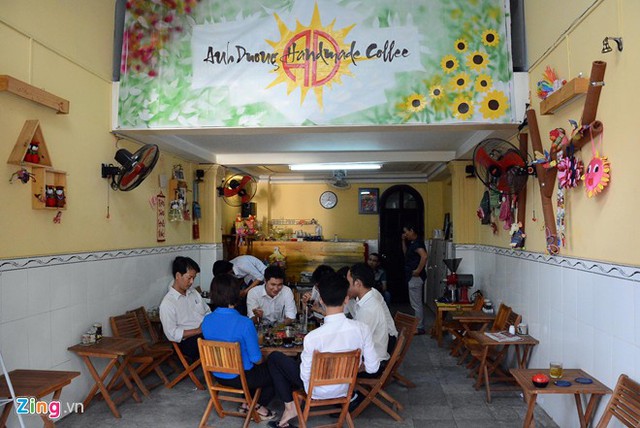 Quán Ánh Dương Handmade coffee nằm trên đường Trần Hưng Đạo, phường 1, quận 5, TP.HCM thu hút nhiều khách đến đây uống cà phê vì không giống những quán bình thường, nơi đây còn trưng bày và bán các sản phẩm làm từ rác như thú nhồi bông, móc khóa, ba lô rất ngộ nghĩch và đáng yêu.