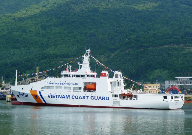 Tàu CSB 8002 được đánh giá là một trong những con tàu Cảnh sát biển hiện đại bậc nhất Việt Nam vừa mới được Tổng công ty Sông Thu - Bộ Quốc phòng (đóng tại Đà Nẵng) hạ thủy thành công. Tàu do Tổng công ty Sông Thu phối hợp với Tập đoàn Damen (Hà Lan) đóng.